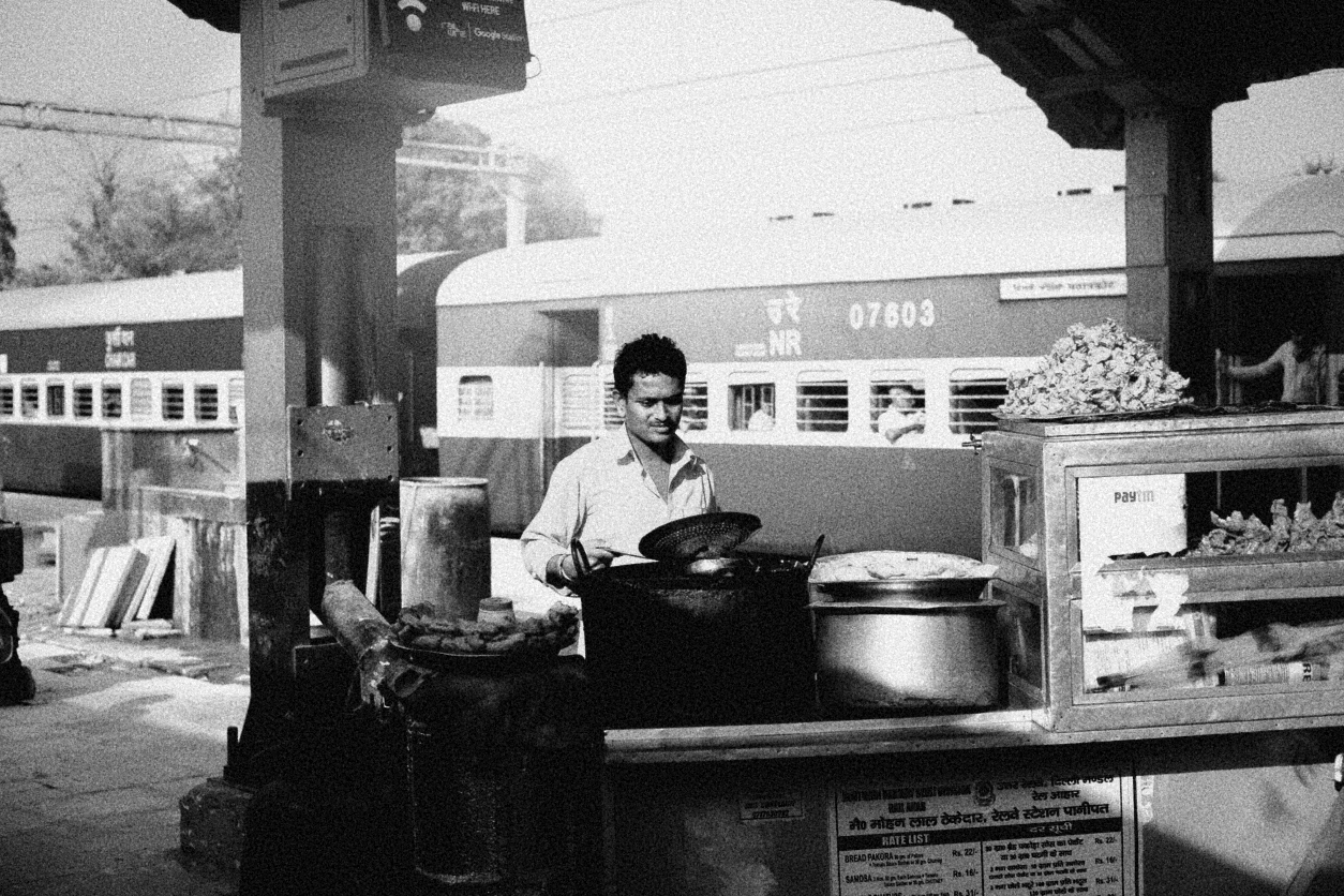Fritter Seller at railroad junction, Ambala Cantt. , Haryana/India